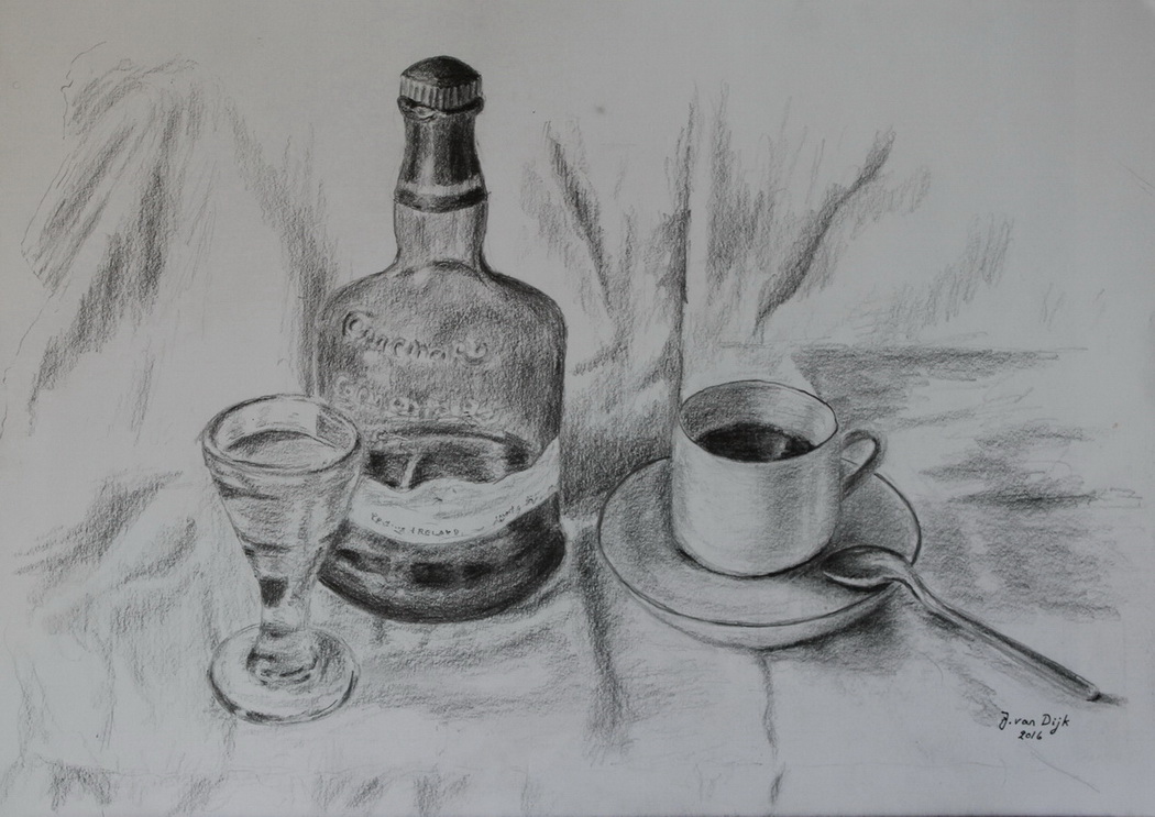 Stilleben. Whiskeyflaske, glas, kaffekop og teske